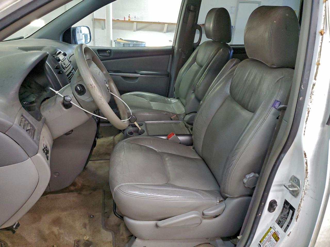 2009 TOYOTA SIENNA CE photo 13