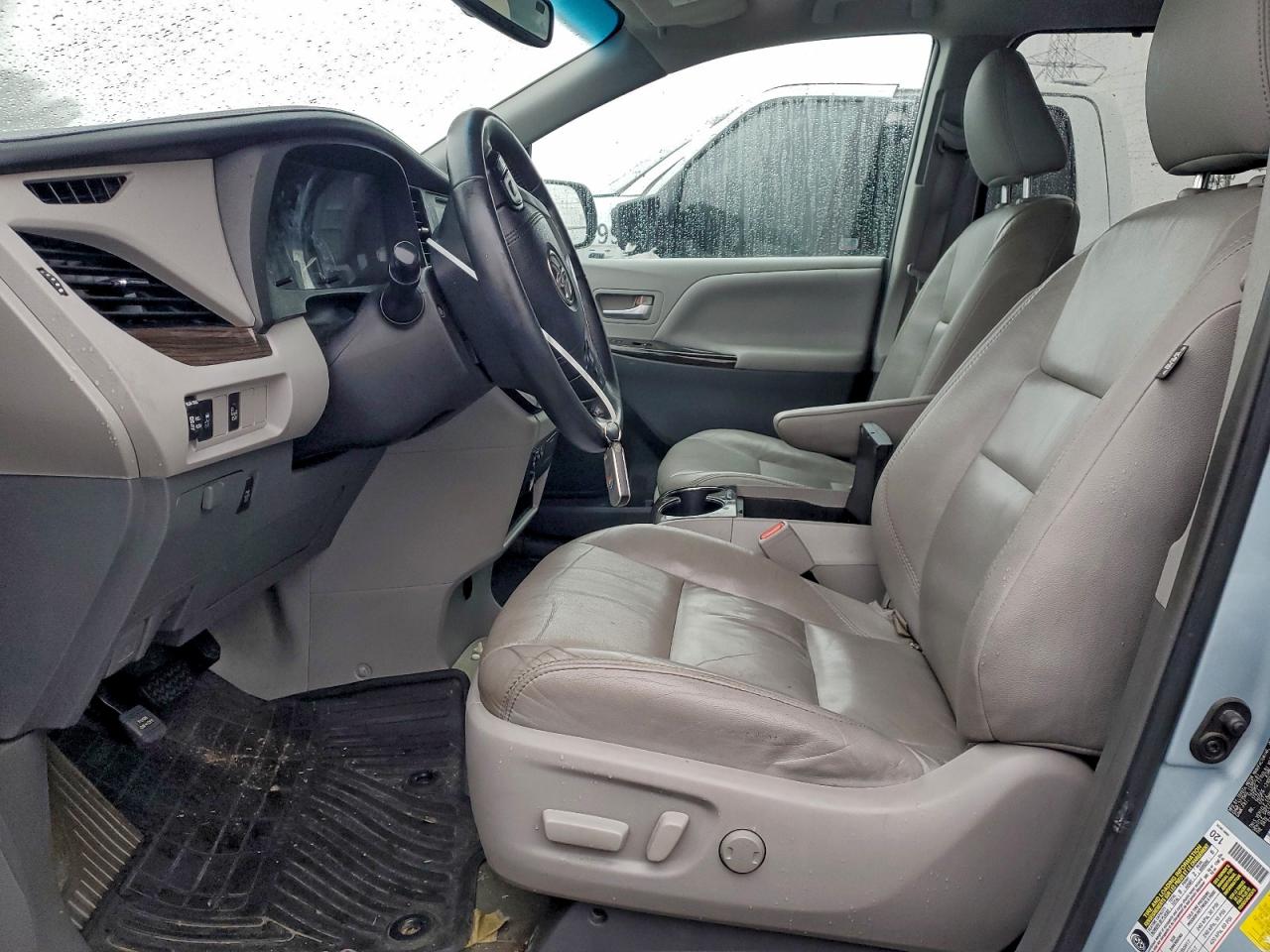 2015 TOYOTA SIENNA XLE photo 19
