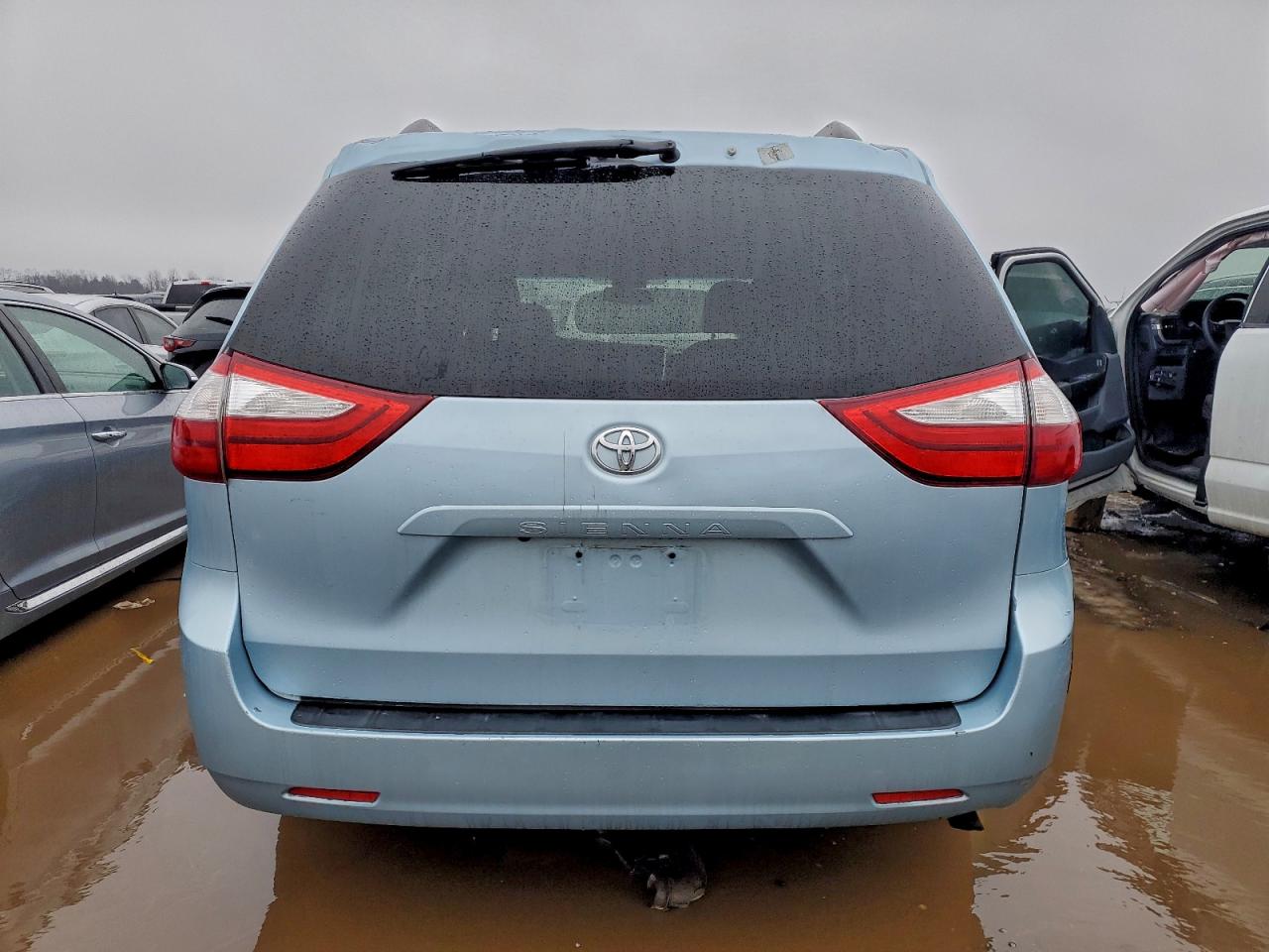 2015 TOYOTA SIENNA XLE photo 16