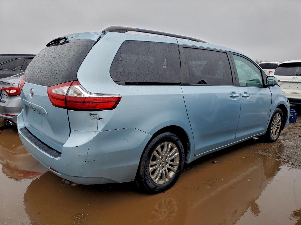 2015 TOYOTA SIENNA XLE photo 7