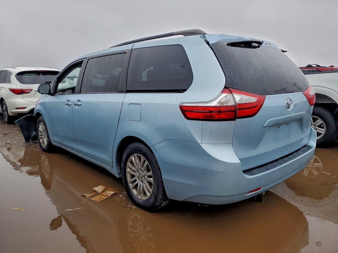 2015 TOYOTA SIENNA XLE photo 4