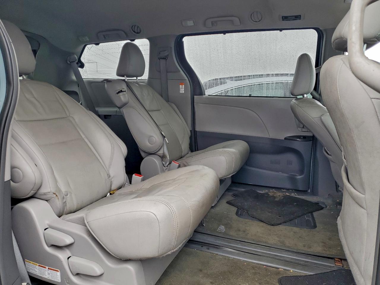 2015 TOYOTA SIENNA XLE photo 28