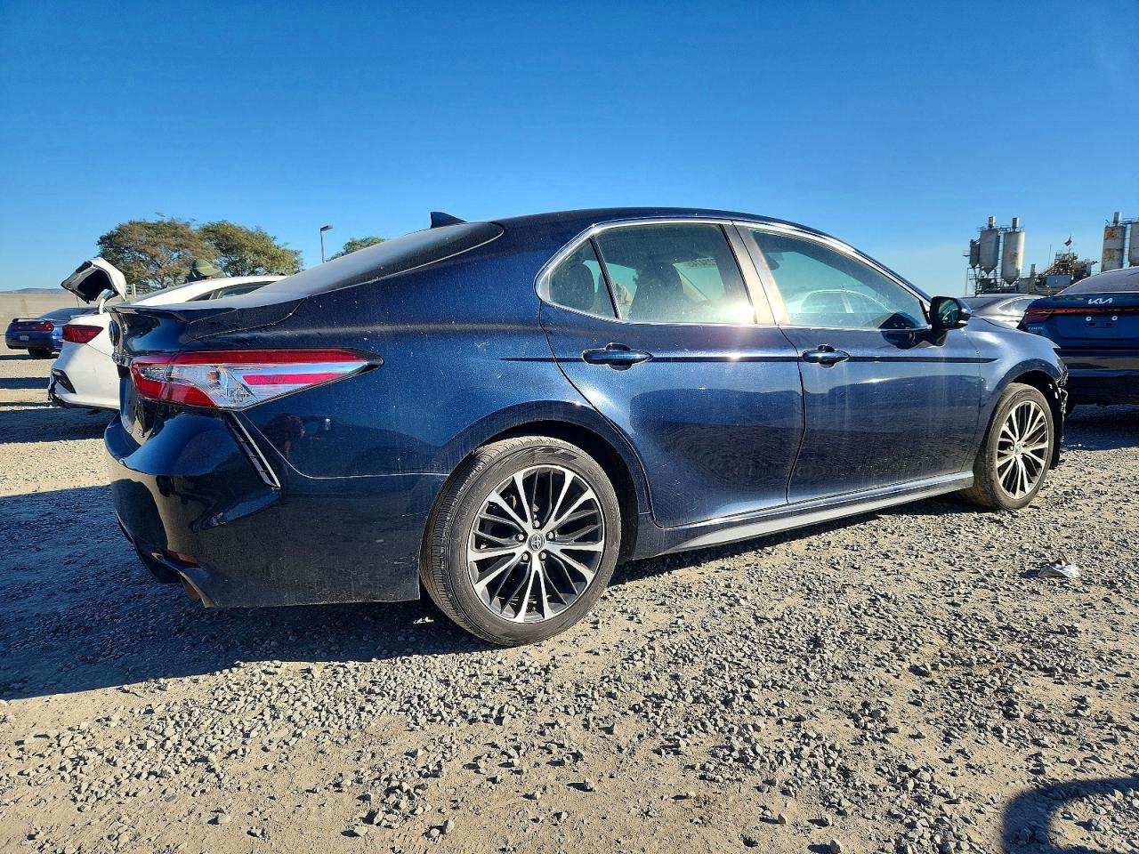 2020 TOYOTA CAMRY SE photo 3