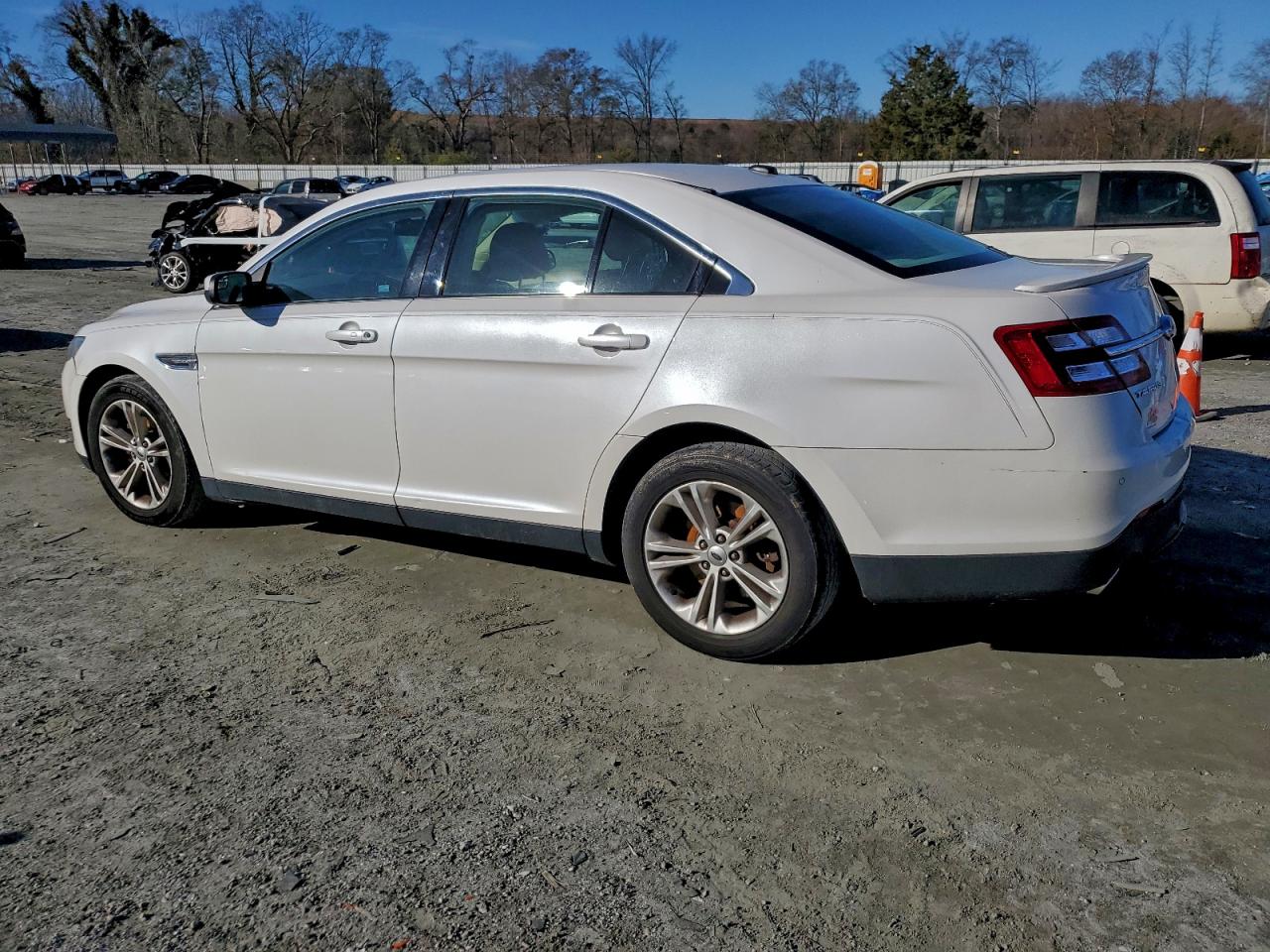 2015 FORD TAURUS SEL photo 3