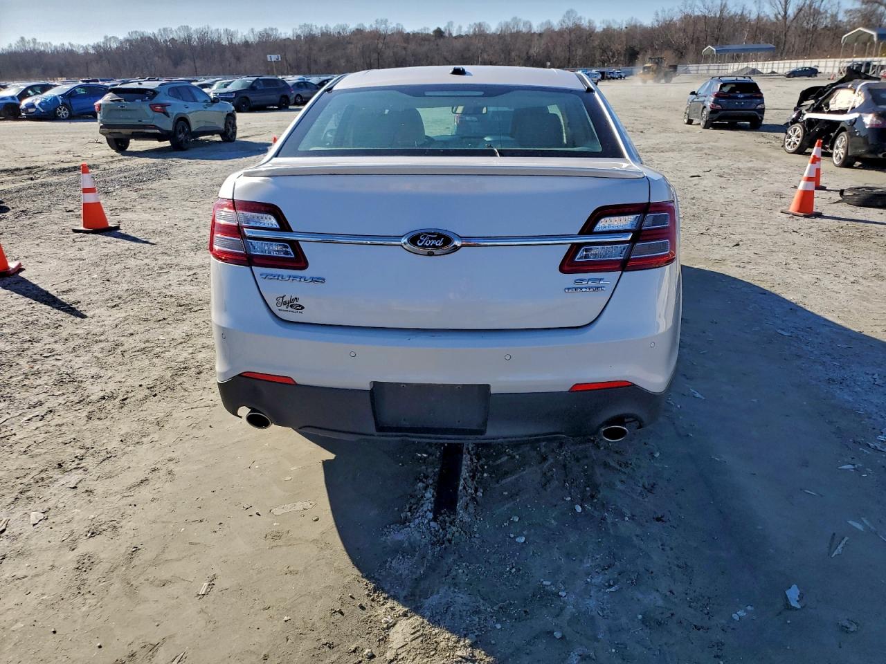 2015 FORD TAURUS SEL photo 11