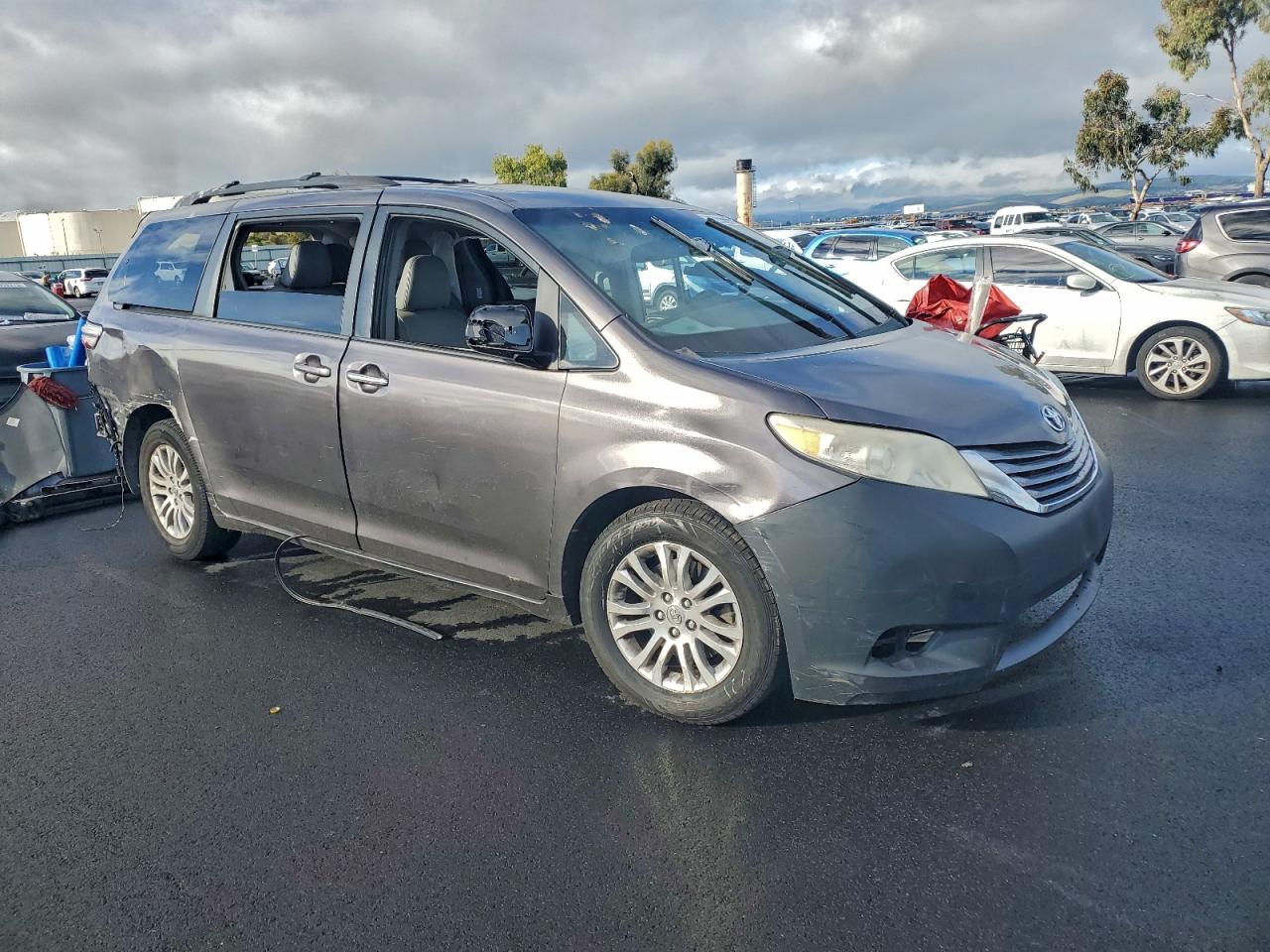 2015 TOYOTA SIENNA XLE photo 7