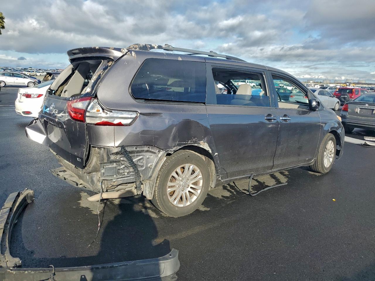 2015 TOYOTA SIENNA XLE photo 5