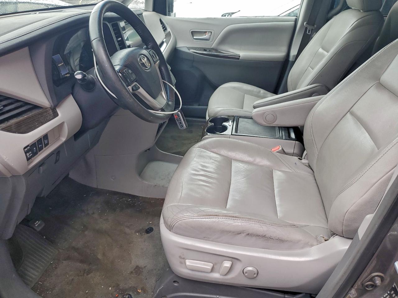 2015 TOYOTA SIENNA XLE photo 13