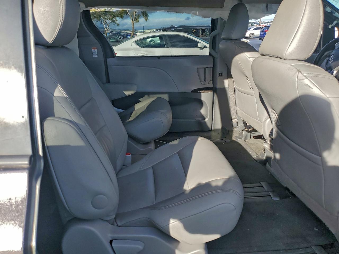 2015 TOYOTA SIENNA XLE photo 21