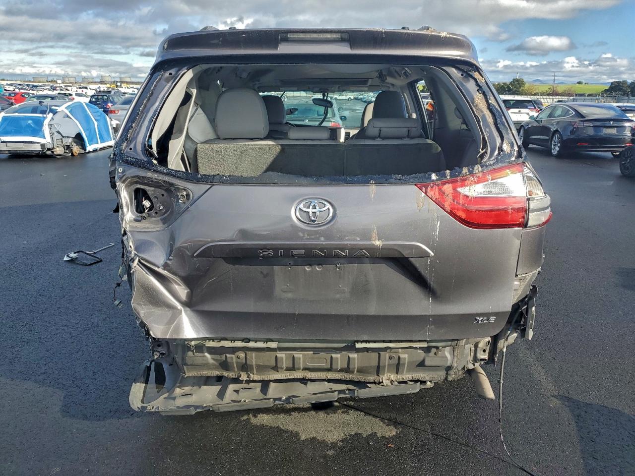 2015 TOYOTA SIENNA XLE photo 11