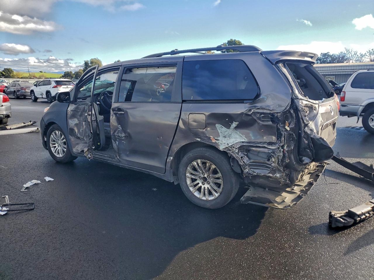 2015 TOYOTA SIENNA XLE photo 3