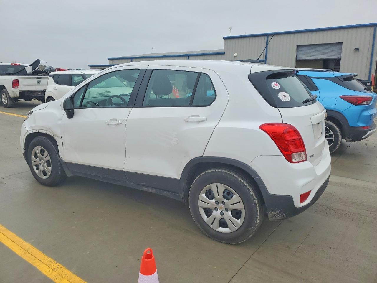 2018 CHEVROLET TRAX LS photo 2