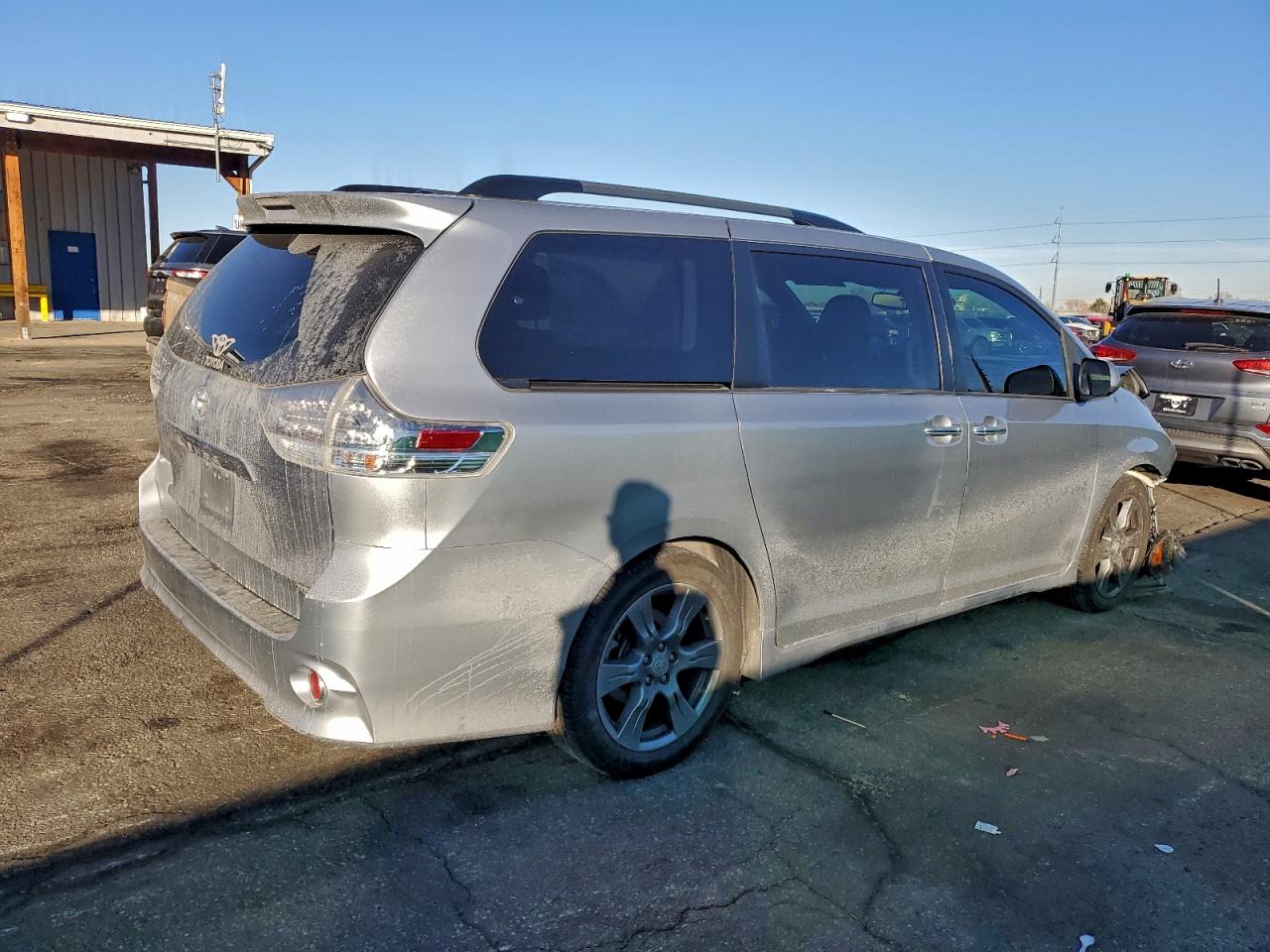 2017 TOYOTA SIENNA SE photo 5