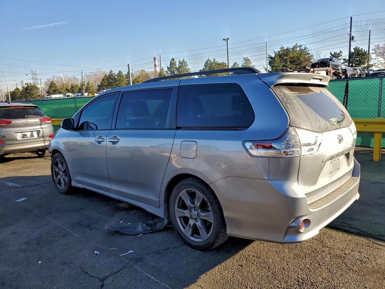 2017 TOYOTA SIENNA SE photo 3