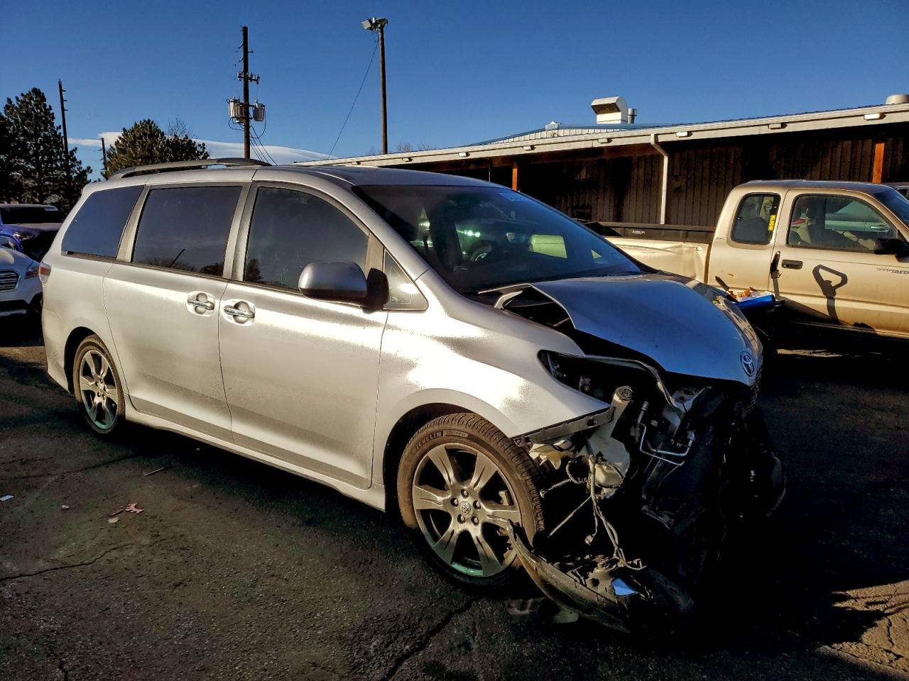 2017 TOYOTA SIENNA SE photo 7