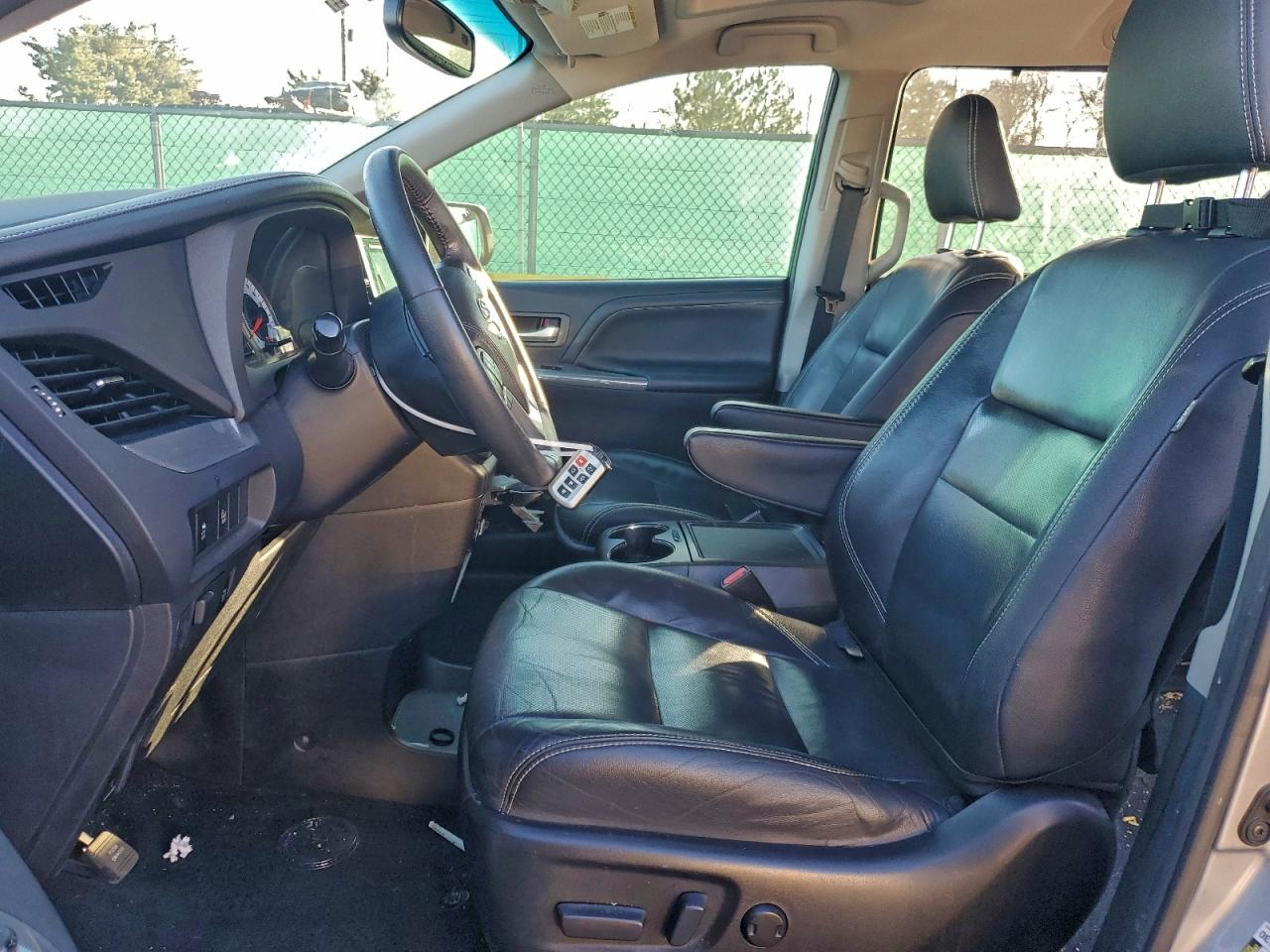 2017 TOYOTA SIENNA SE photo 13