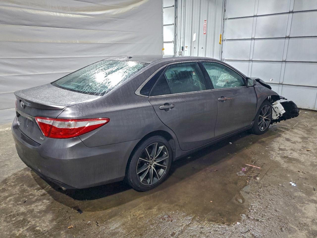2015 TOYOTA CAMRY LE photo 3
