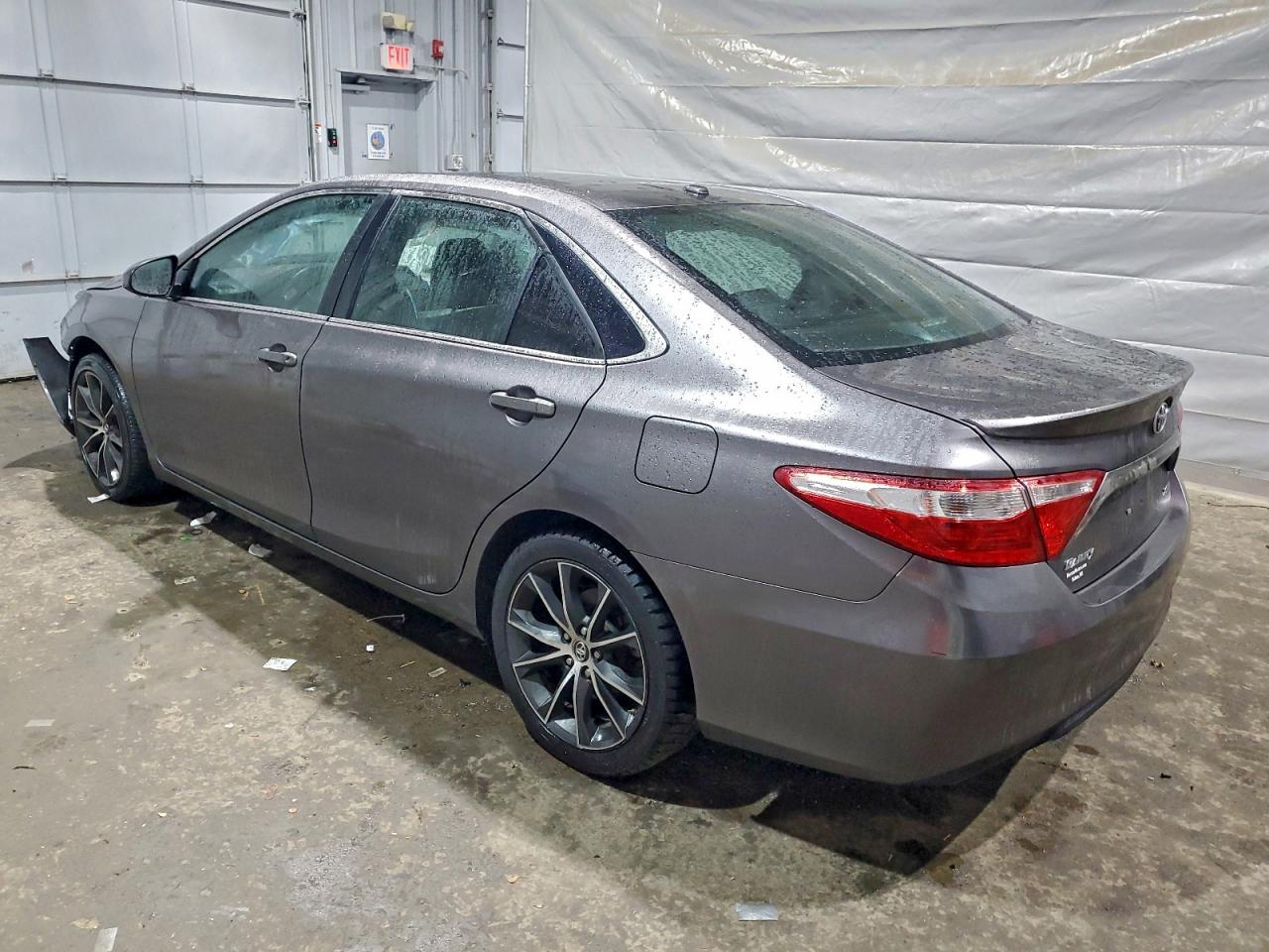 2015 TOYOTA CAMRY LE photo 2