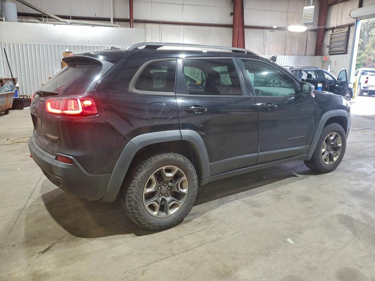 2019 JEEP CHEROKEE TRAILHAWK photo 3