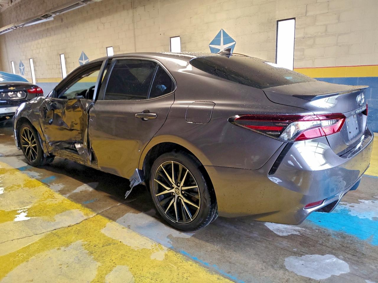 2022 TOYOTA CAMRY SE photo 2
