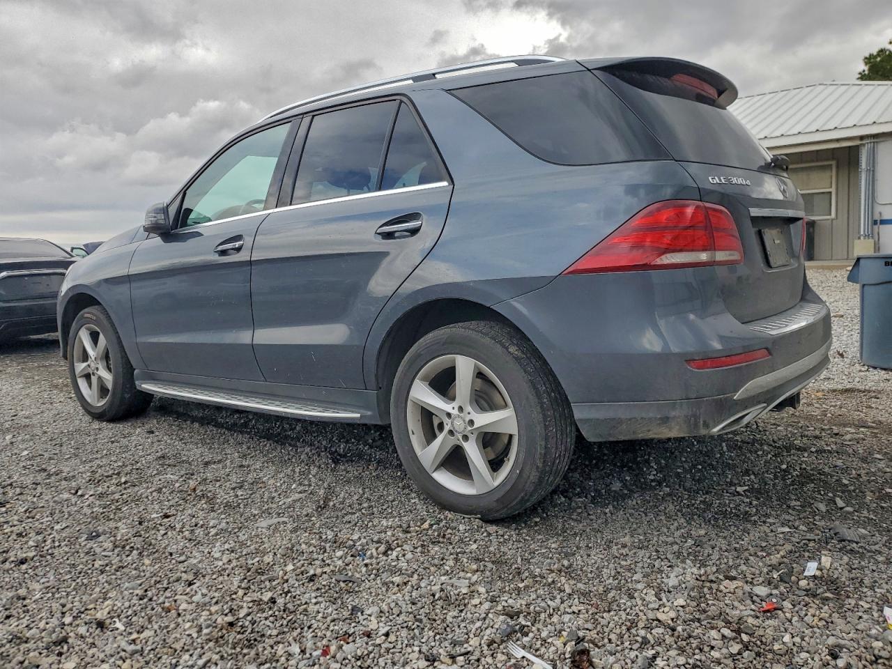 2016 MERCEDES-BENZ GLE 300D 4MATIC photo 2