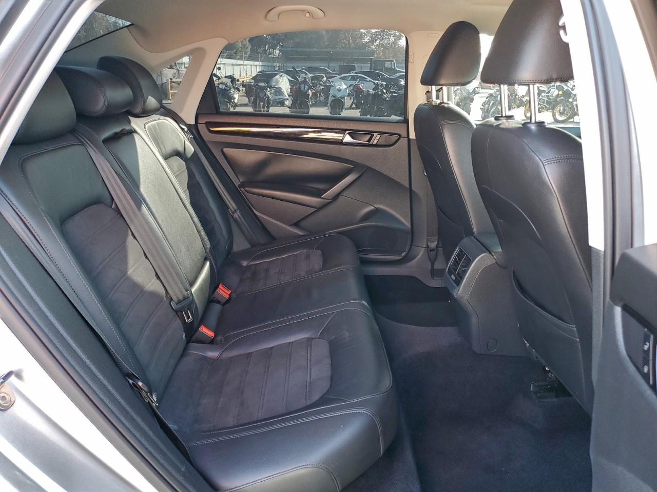 2014 VOLKSWAGEN PASSAT SEL photo 28
