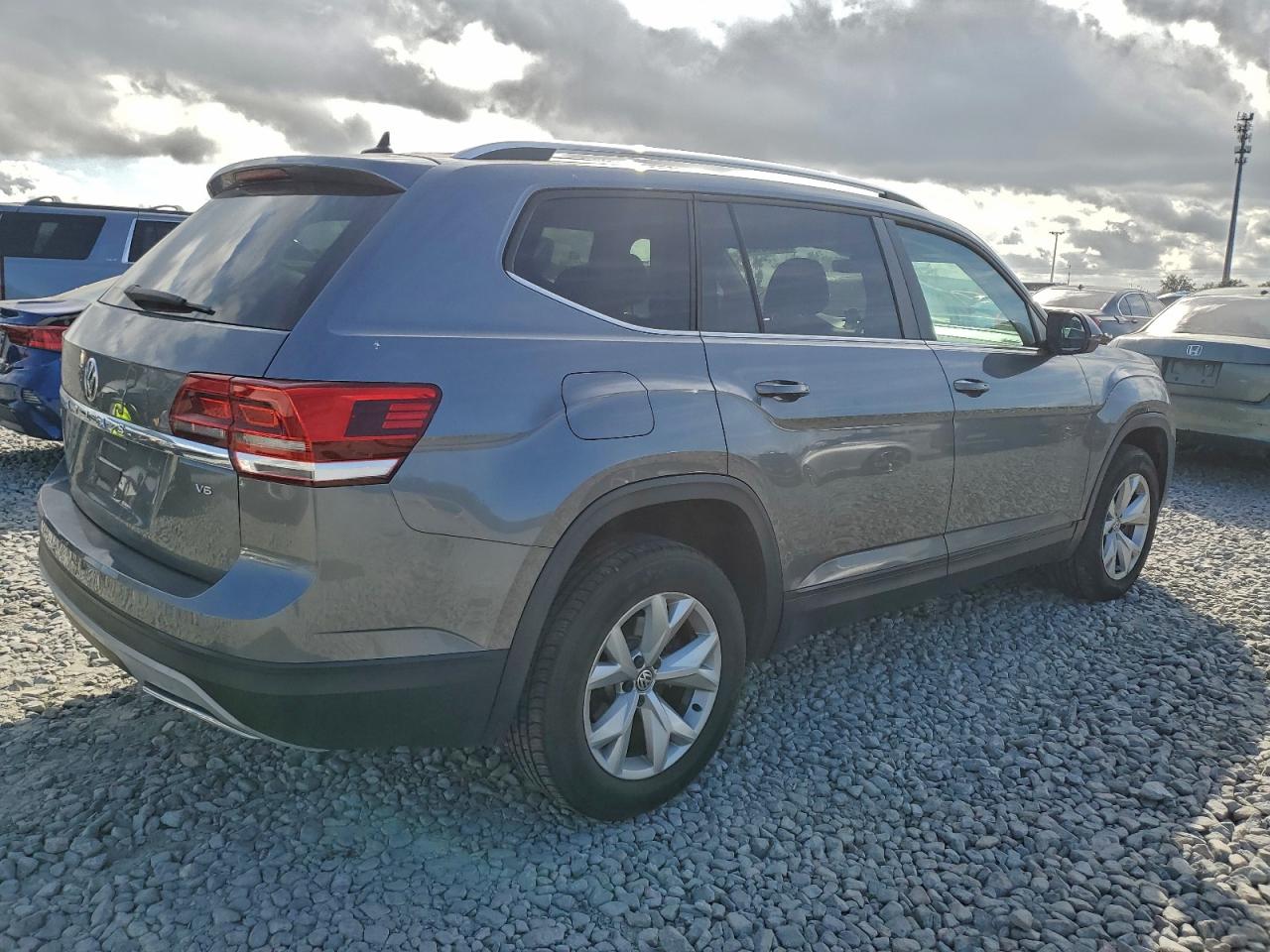 2018 VOLKSWAGEN ATLAS SE photo 3