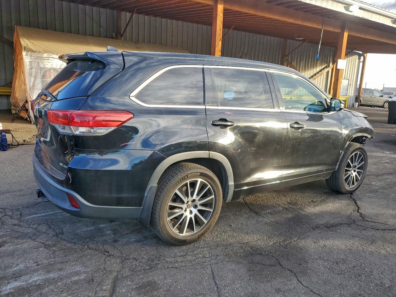 2018 TOYOTA HIGHLANDER SE photo 3