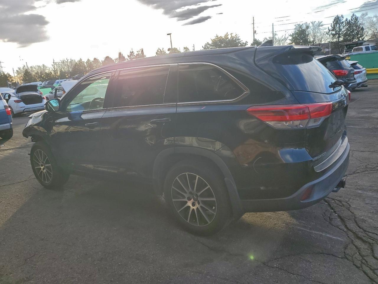2018 TOYOTA HIGHLANDER SE photo 2