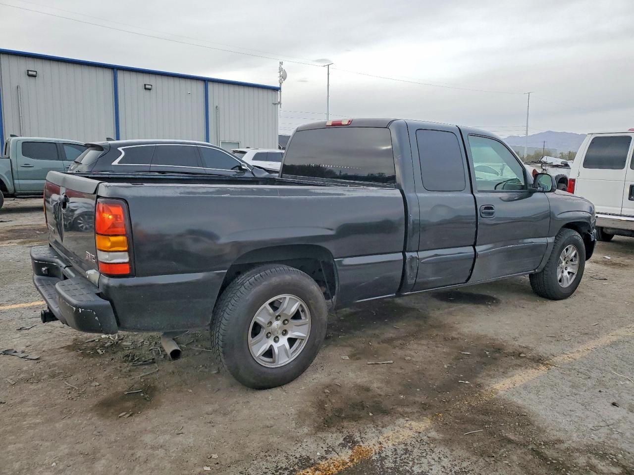 2004 GMC NEW SIERRA C1500 photo 3