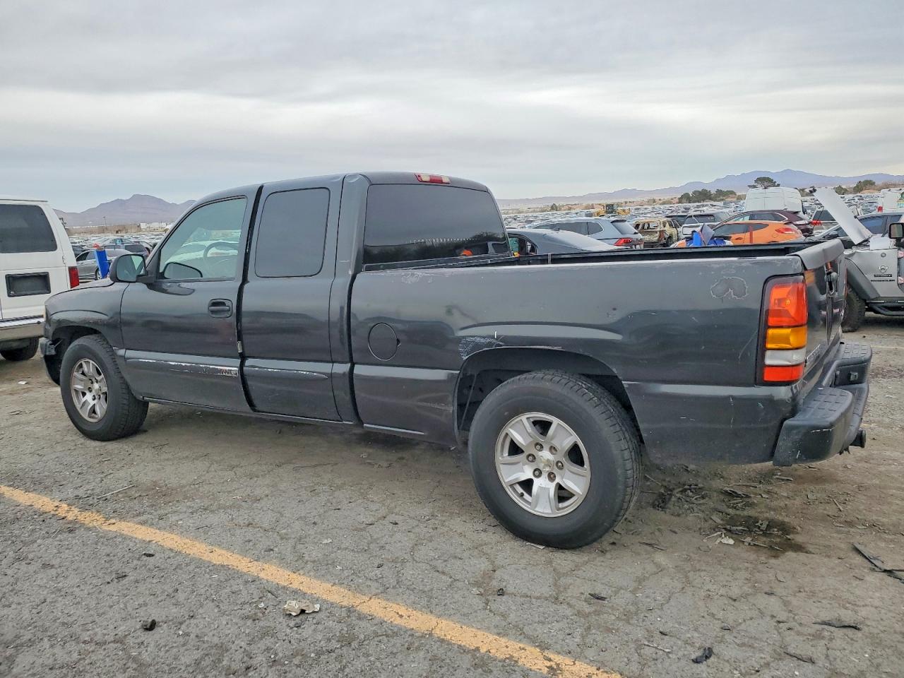 2004 GMC NEW SIERRA C1500 photo 2