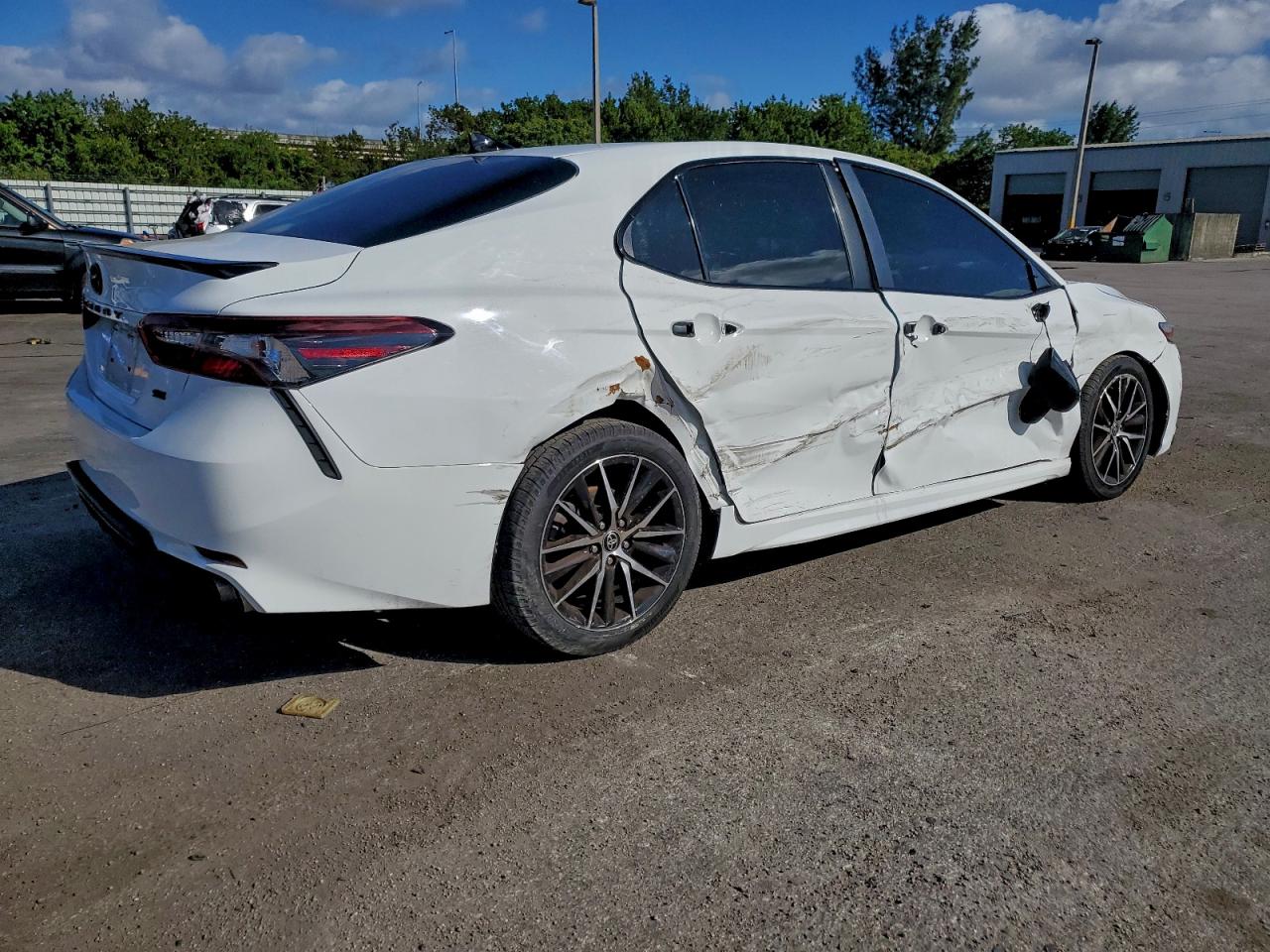 2021 TOYOTA CAMRY SE photo 7