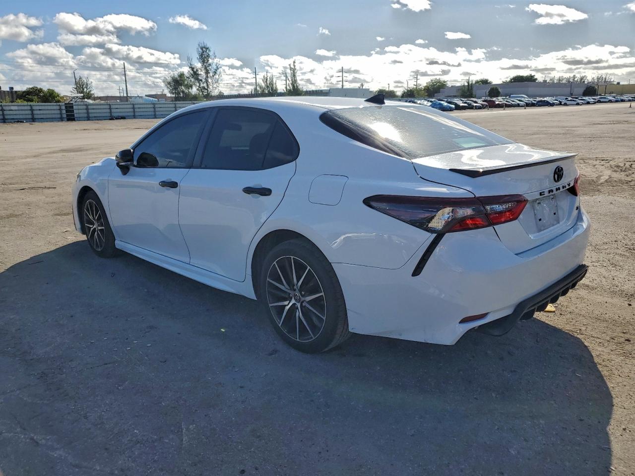 2021 TOYOTA CAMRY SE photo 4