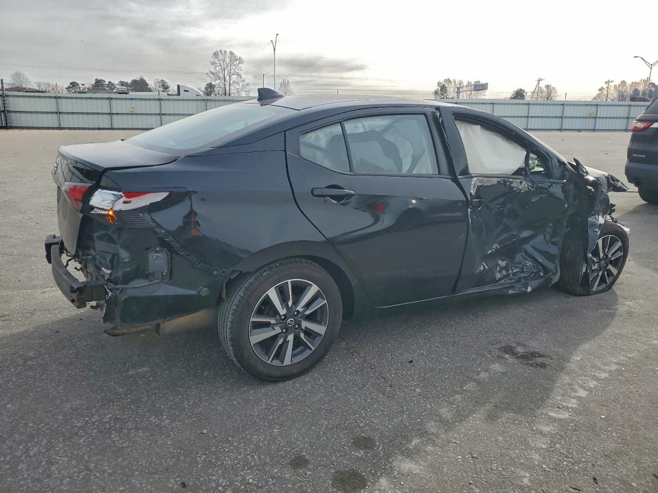2021 NISSAN VERSA SV photo 5
