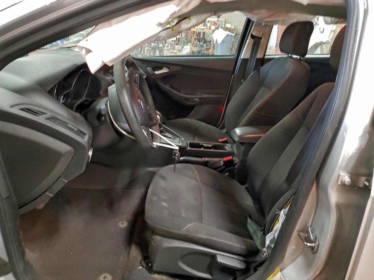 2017 FORD FOCUS SE photo 13
