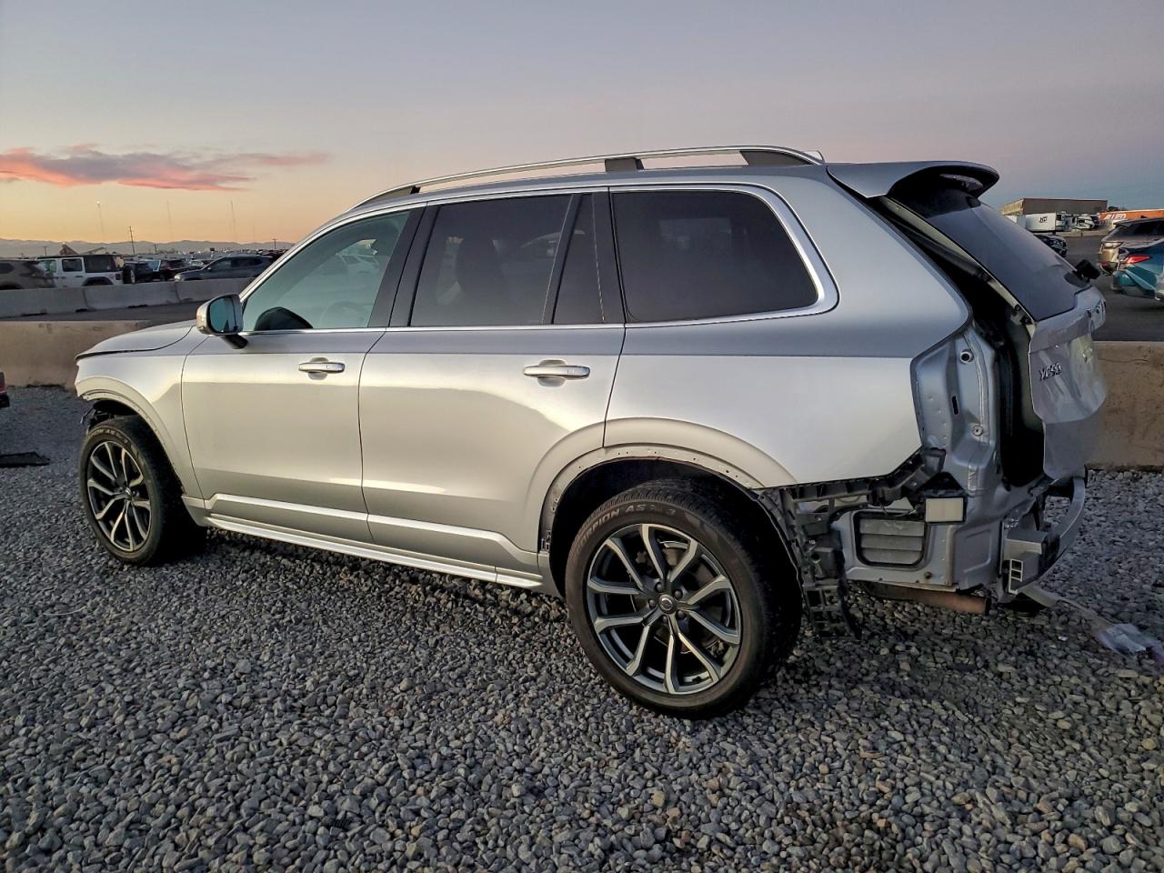 2019 VOLVO XC90 T6 MOMENTUM photo 2