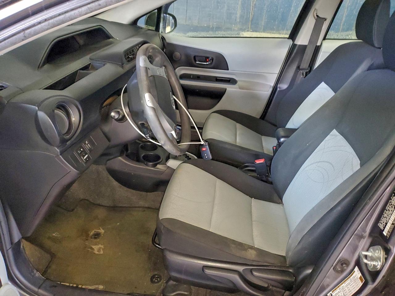 2013 TOYOTA PRIUS C photo 25