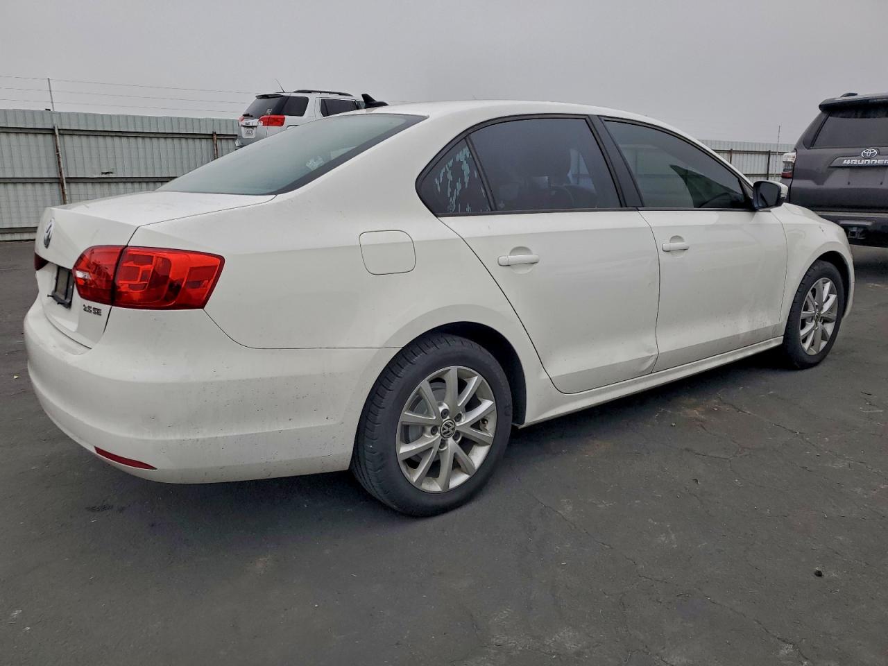 2011 VOLKSWAGEN JETTA SE photo 3
