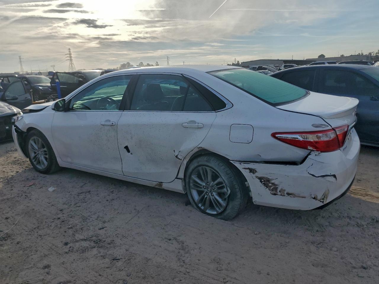 2016 TOYOTA CAMRY LE photo 4