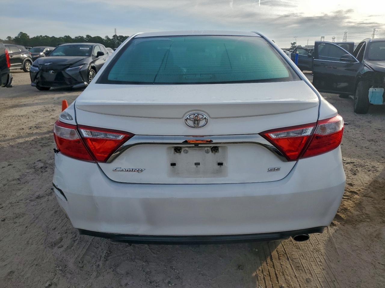 2016 TOYOTA CAMRY LE photo 16