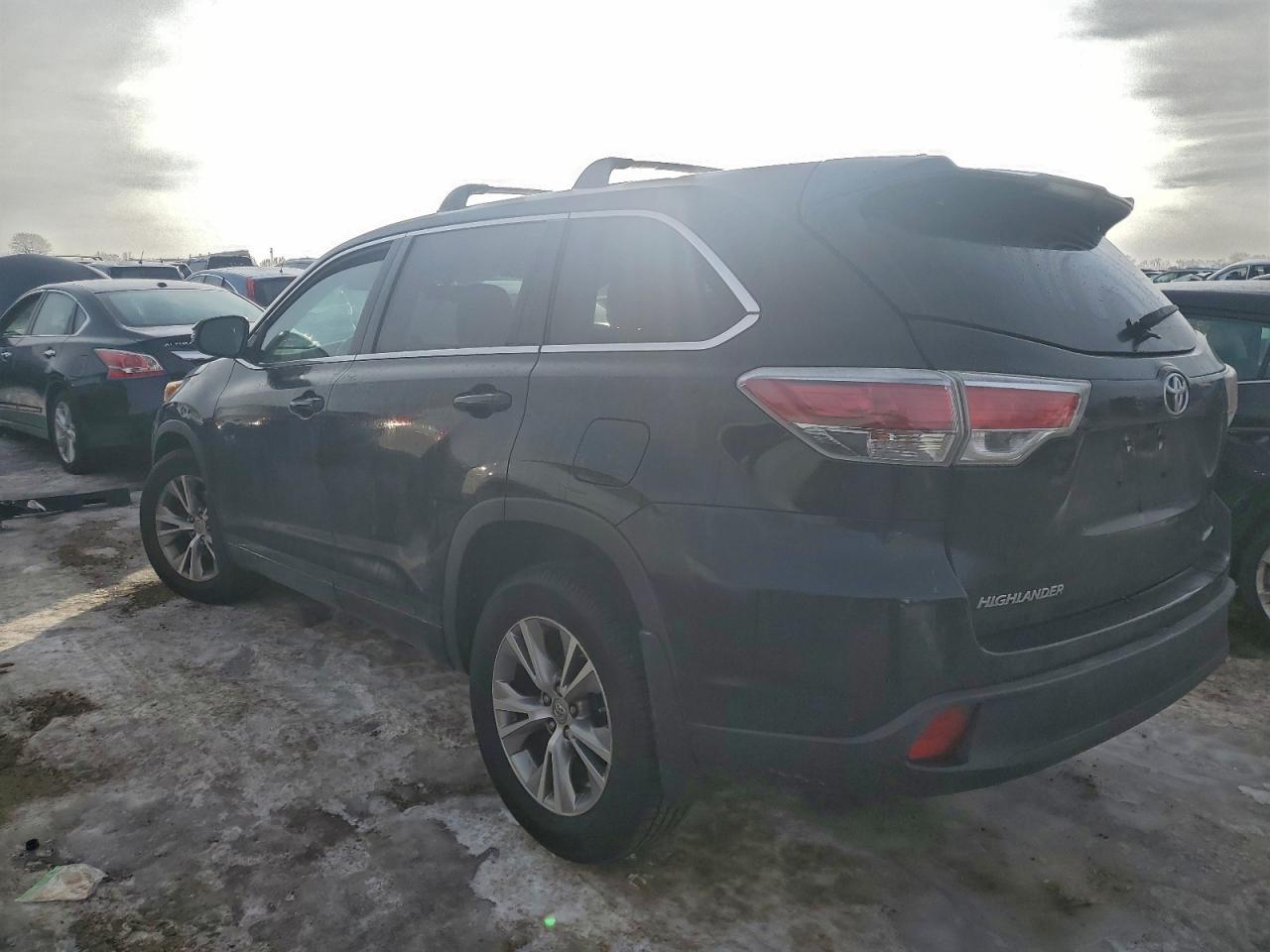 2014 TOYOTA HIGHLANDER LE photo 4