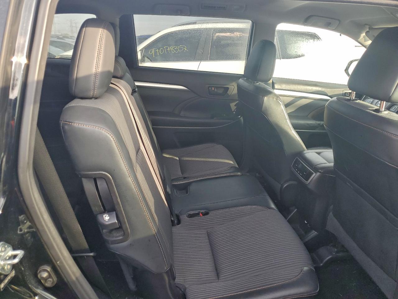 2014 TOYOTA HIGHLANDER LE photo 31