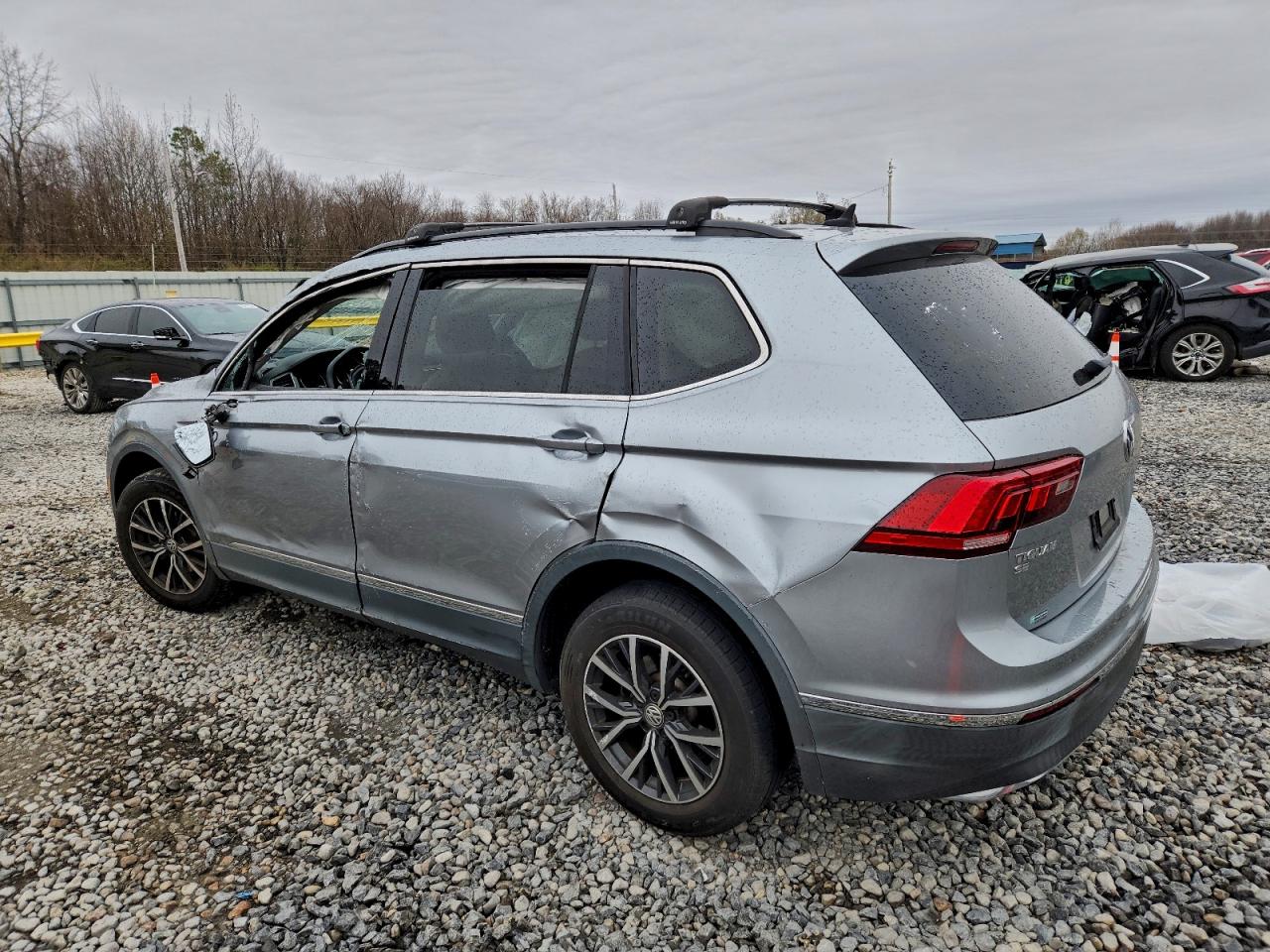 2020 VOLKSWAGEN TIGUAN SE photo 3