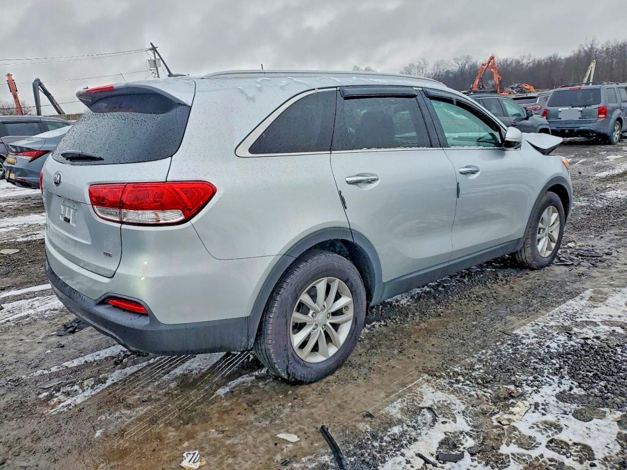 2017 KIA SORENTO LX photo 3