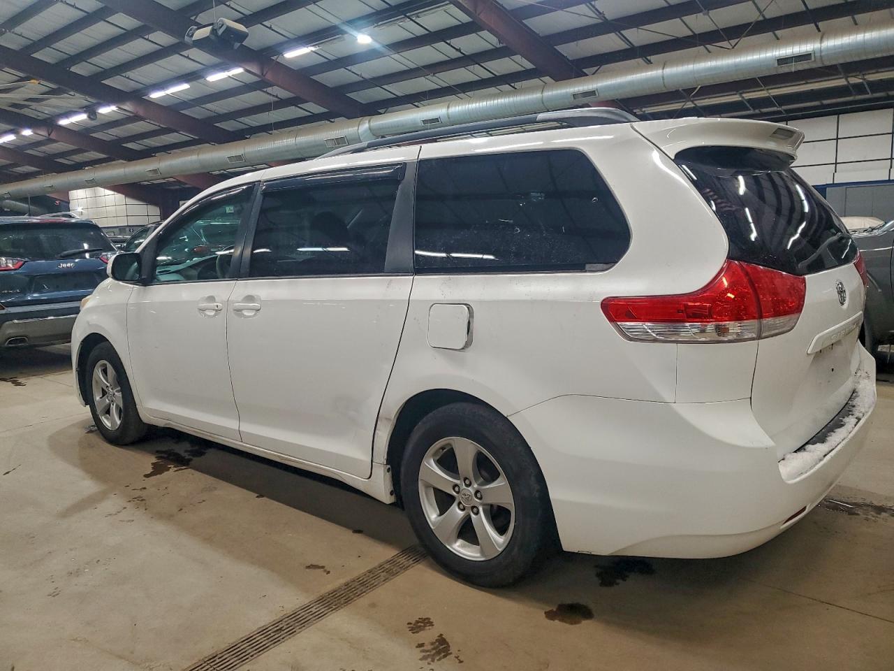2014 TOYOTA SIENNA LE photo 3