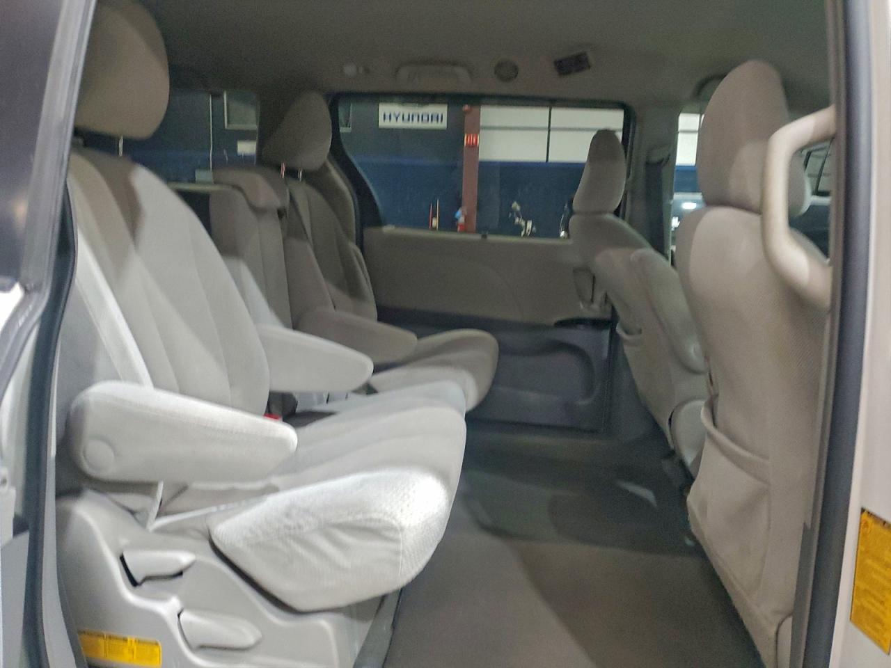 2014 TOYOTA SIENNA LE photo 21
