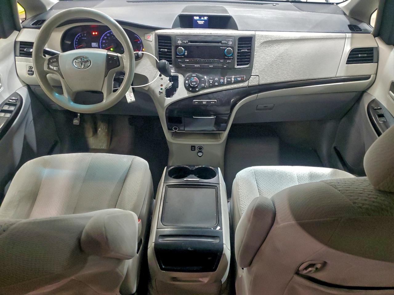 2014 TOYOTA SIENNA LE photo 15