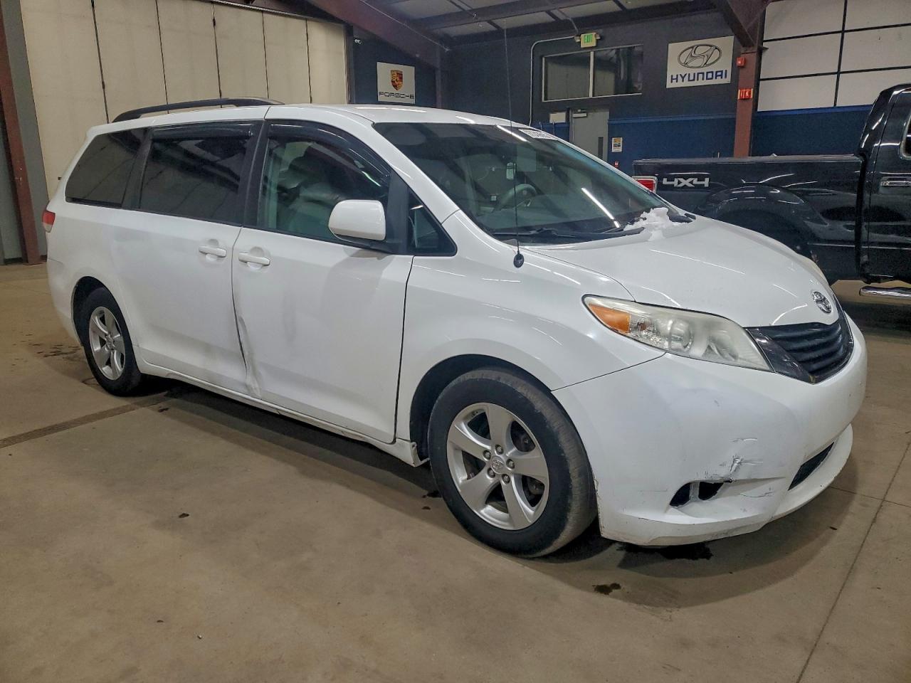 2014 TOYOTA SIENNA LE photo 7
