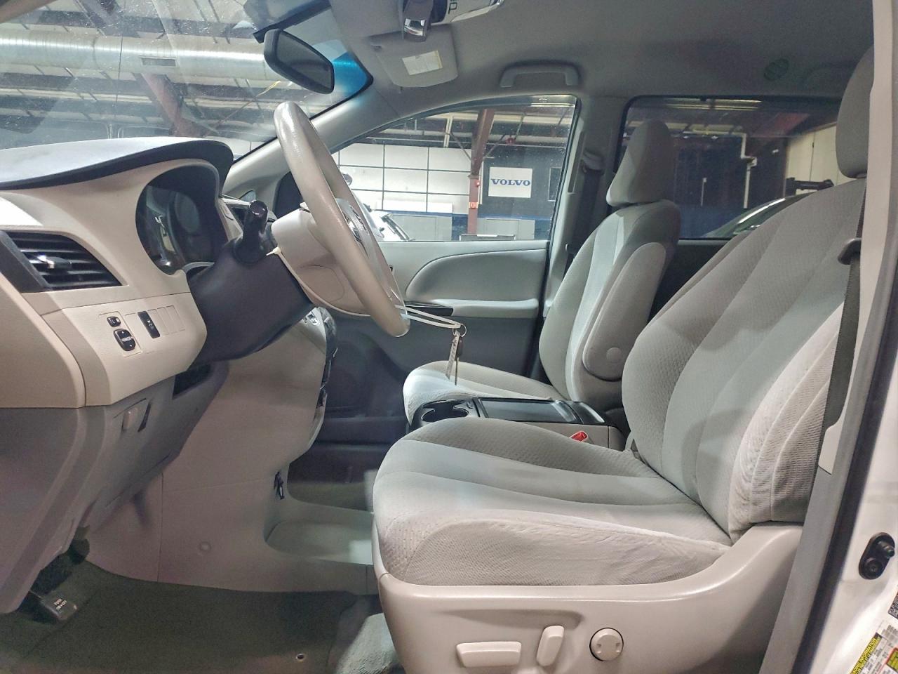 2014 TOYOTA SIENNA LE photo 13