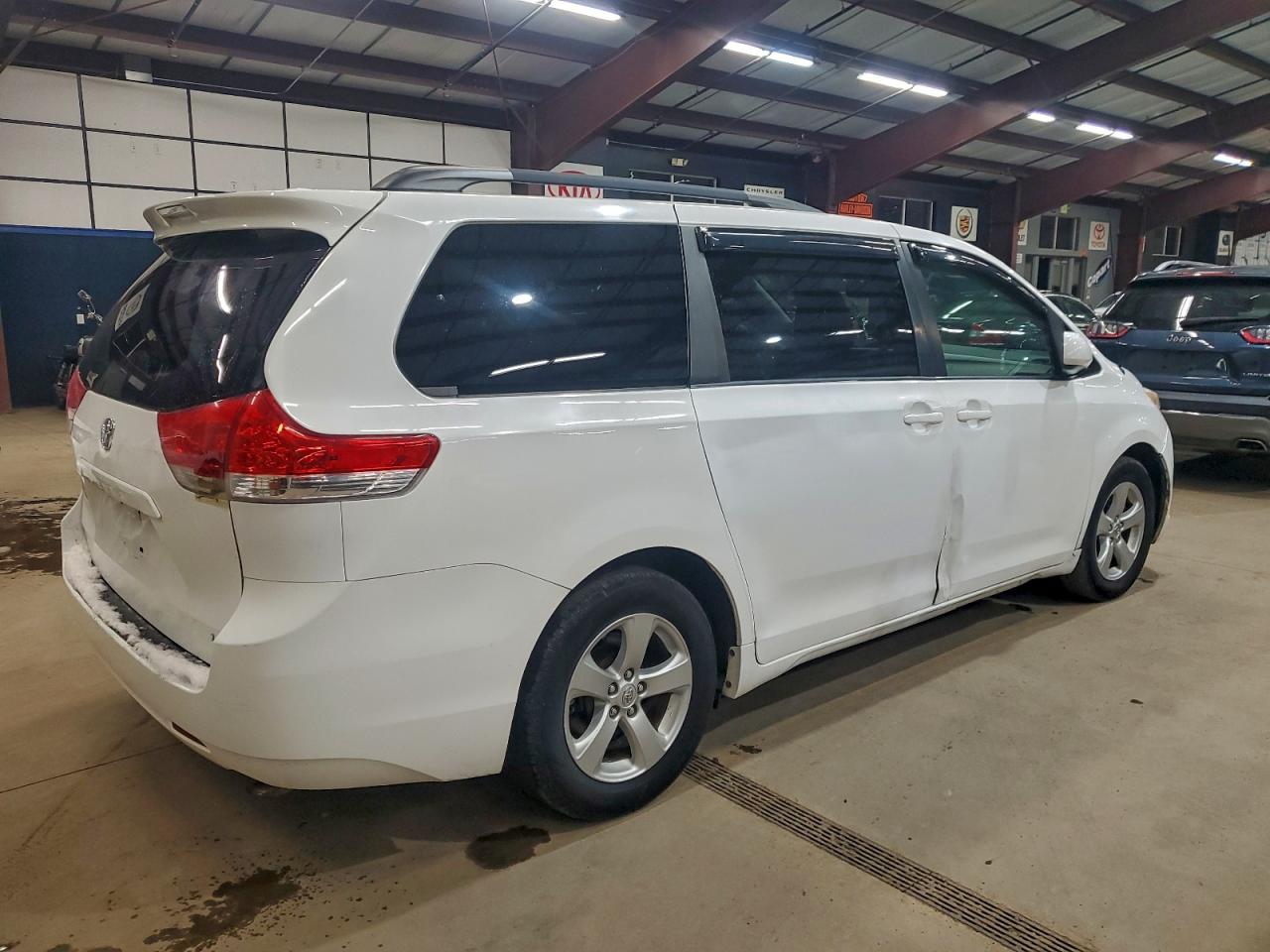 2014 TOYOTA SIENNA LE photo 5